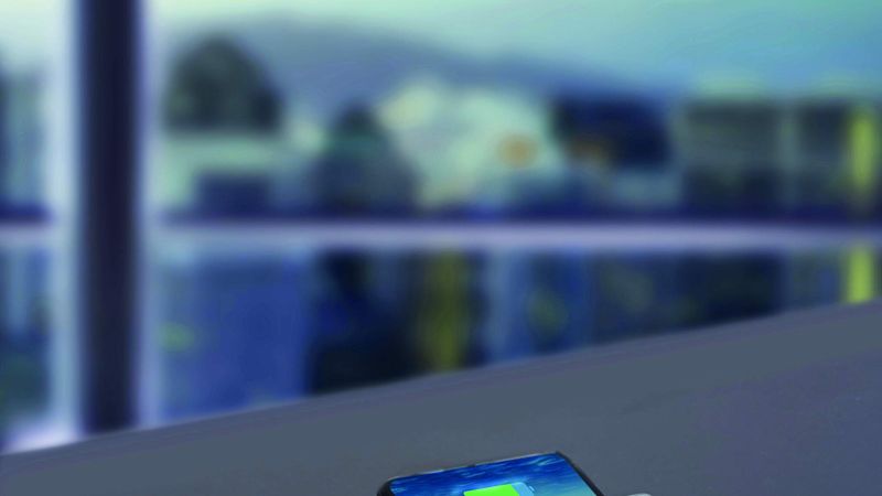 Der EVOline Square80 als zeitgemäße Lösung für digitale Büroarbeit: Strom- und Datenanschlüsse in kompaktem Design.