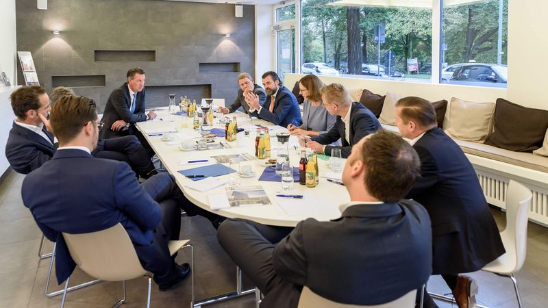 Über den Münchener Immobilienmarkt diskutierten (von links hinten): Stefan Bauer, Wolfgang Roeck, Fabian Manegold, Tobias Wilhelm, Kersten Waltz, Manfred Ruhdorfer, Stefan Rieger, Roswitha Loibl (immobilienmanager, Moderation), Thomas Aigner und Gustav Kirschner. Gastgeber war Aigner Immobilien im Büro Lehel (Foto: Vincent Rieger)