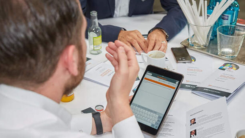 Die Teilnehmer der Gipfeltreffen diskutieren ihre Antworten untereinander an den Tischen und posten sie dann an die Tweetwall auf der Bühne (Foto: Axel Schulten)