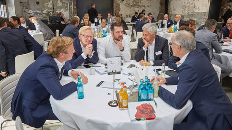 Angeregte Diskussionen der Teilnehmer an den Tischen sind ein Markenzeichen der imfokus-Gipfeltreffen (Foto: Axel Schulten)