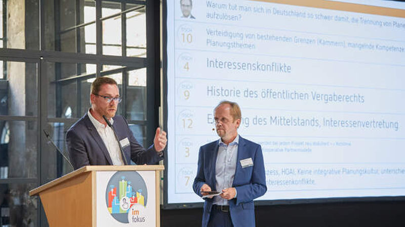 René Schumann, Hochtief Vicon in der Diskussion mit den Teilnehmern (rechts Moderator Christof Hardebusch) (Foto: Axel Schulten)