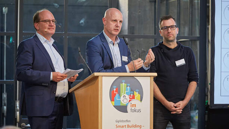 Moderator Steffen Uttich; Markus Diekow, CA Immo, und Klaus Berberich; Thing IT (Foto: Axel Schulten)