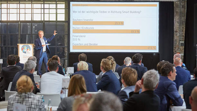 Die Teilnehmer werden bei den Gipfeltreffen auch mit Live-Umfragen eingebunden (Foto: Axel Schulten)
