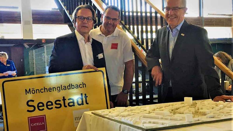 Dr. Gregor Bonin (Stadtdirekter und technischer Beigeordneter der Stadt Mönchengladbach), Klaus Franken (CEO bei Catella) und der Oberbürgermeister der Stadt Mönchengladbach Hans Wilhelm Reiners im Rahmen eines Workshops (v.l.n.r.) (Foto: Catella)