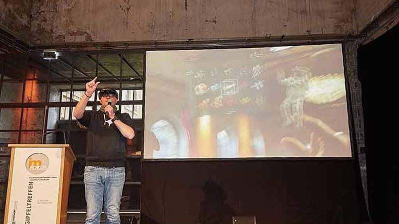 Jan Kus mit der Hololens-Brille im Live-Einsatz während seines Vortrags beim imFOKUS Gipfeltreffen (Foto: Axel Schulten/immobilienmanager)