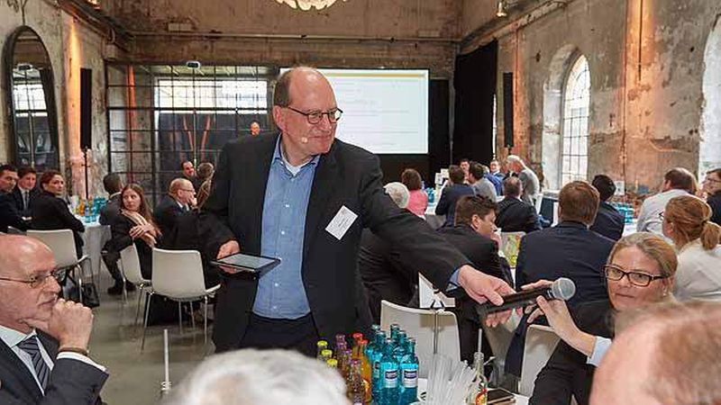 Moderator Steffen Uttich auf Stimmenfang bei den Teilnehmern (Foto: Axel Schulten/immobilienmanager.de)
