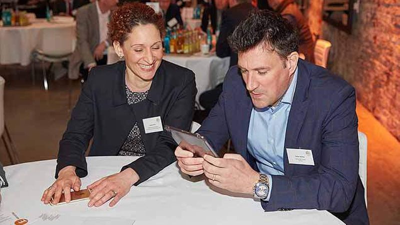 Alle Teilnehmer waren gefragt, über die ipads an den Tischen mitzudiskutieren (Foto: Axel Schulten/immobilienmanager)