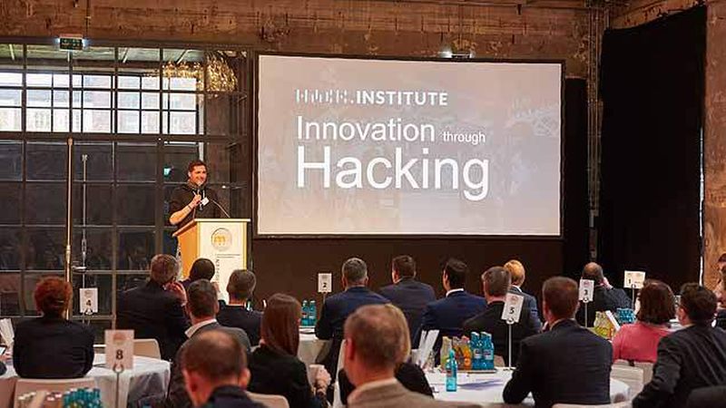 Jan Kus vom Hack.Institute sorgte beim Gipfeltreffen für den Blick von außen auf die Unternehmen der Immobilienwirtschaft (Foto: Axel Schulten/immobilienmanager)