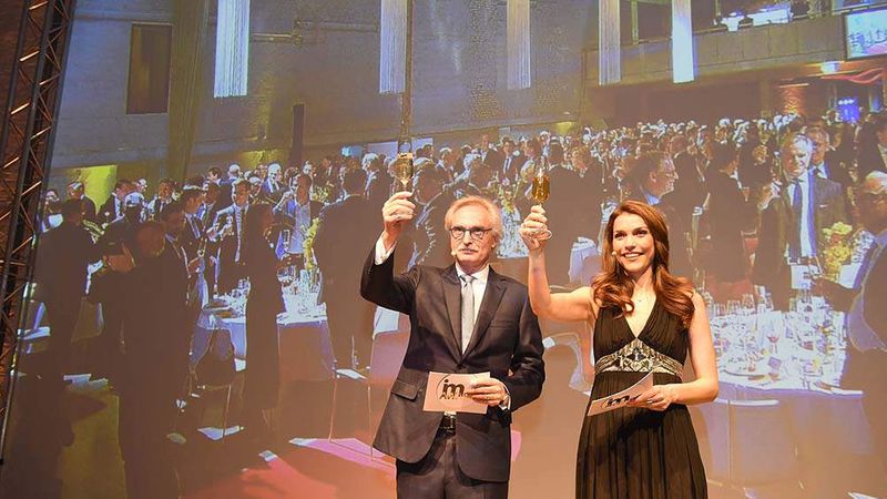 Champagner für alle zum Auftakt der feierlichen Preisverleihung: Rudolf Bleser und Moderatorin Annett Möller stießen mit allen Gästen auf das zehnjährige Jubiläum des immobilienmanager Awards an (Foto: Steffen Hauser/immobilienmanager.de)