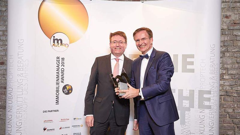 Strahlende Sieger in der Kategorie Investment: Bernd Heyder und Dr. Stephan Hinsche von der aik Immobilien-Investmentgesellschaft (Foto: Axel Schulten/immobilienmanager.de)