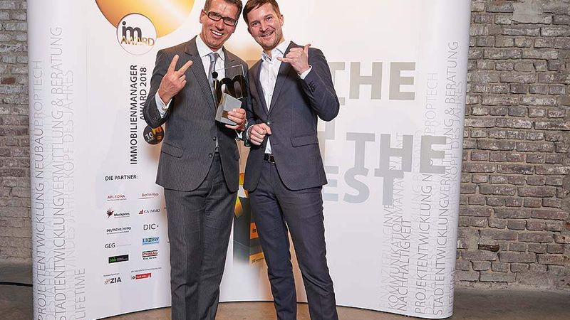 Für "Pandion the Haus" konnten Reinhold Knodel und Mathias Großes von der Pandion AG den immobilienmanager Award 2018 in der Kategorie Kommunikation entgegennehmen (Foto: Axel Schulten/immobilienmanager.de)
