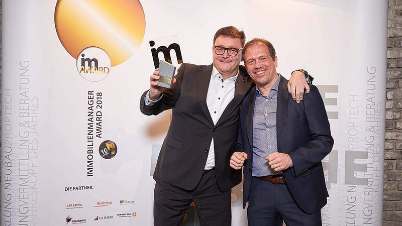 Die beiden Gesellschafter der Denkmalneu GmbH freuten sich über die Trophäe in der Kategorie Projektentwicklung Bestand: Jürgen Dziumbla und Thomas Scherer (Foto: Axel Schulten/immobilienmanager.de)