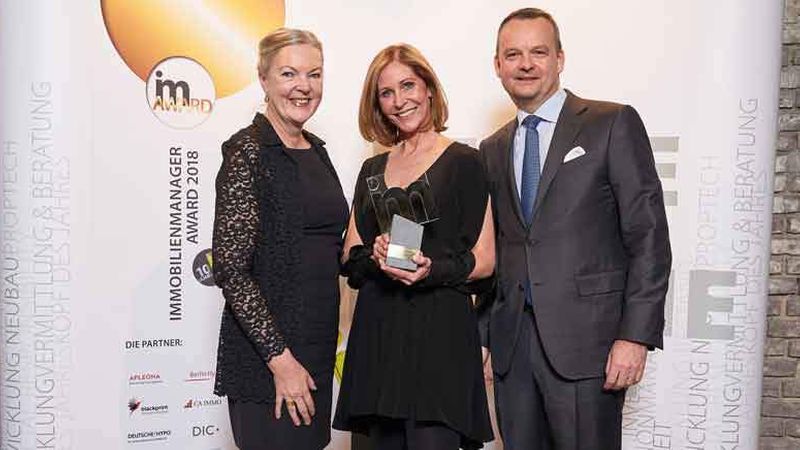 Sieger in der Kategorie Social Responsibility wurde das ULI Germany mit seinem Projekt Urban Plan. Über den Preis freuten sich: Gaby Wagner-Saundersen, Stephanie Baden und Jürgen Fenk (Foto: Axel Schulten/immobilienmanager.de)