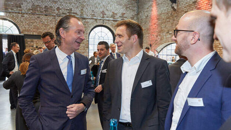 Die Kaffeepause bot ausreichend Gelegenheit zum entspannten Netzwerken (v.l.n.r.: Thomas Flohr, Bernd Heuer Karriere mit Prof. Tobias Just, IREBS Immobilienakademie und Thomas Jentzsch, IREBS Core/Trausnitz Immobilien).