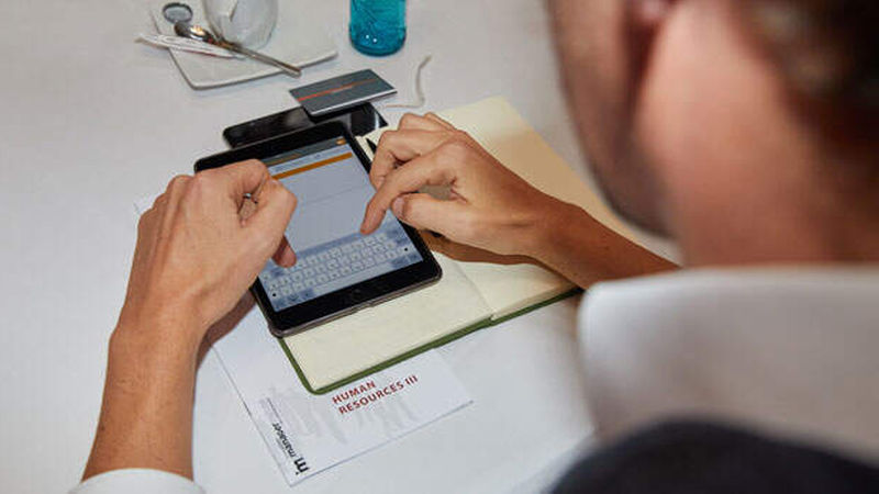 Das Publikum beim dritten HR-Gipfel tat seine Meinung untern anderem via iPad kund - für alle im Saal sichtbar auf der großen Tweetwall.