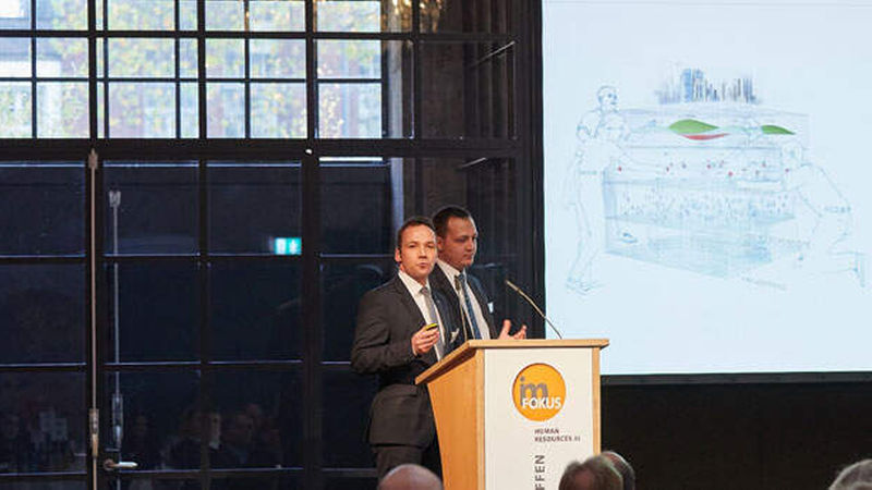 Jörg Ohle, Geschäftsführer der synexs GmbH, und Frederic Witt HR-Verantwortlicher im Unternehmen zeigten, dass neue Prozesse auch neue Anforderungsprofile schaffen, die Affinität zu aktuellsten Technologien und Kommunikationsmitteln beinhalten.