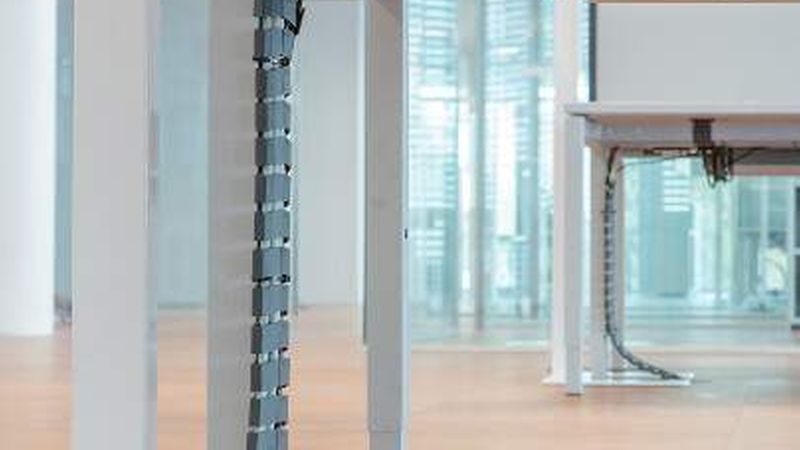 Bodendurchlass, Kabelkette und EVOline Consolidation Point unter einer Tischeinheit