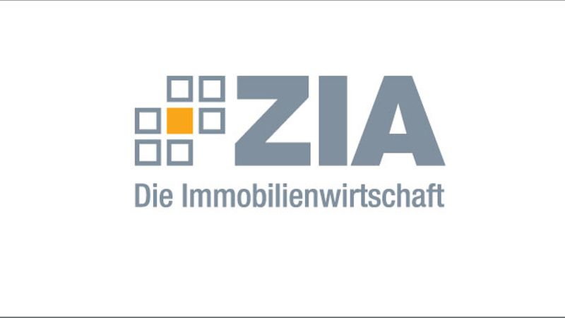 Das Bild zeigt das Logo des ZIA, einem Verband der Immobilienwirtschaft, mit einem stilisierten Quadrat und dem Schriftzug "ZIA Die Immobilienwirtschaft".