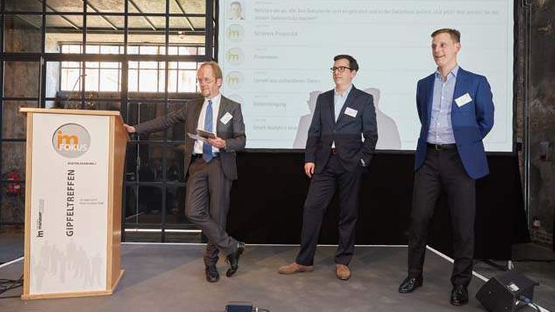 Diskussionen vor der Tweet Wall mit Moderator Christof Hardebusch und Daniel Seifert-Ziehe (Beos) und Maurice Grassau (Architrave) (Foto: Axel Schulten)