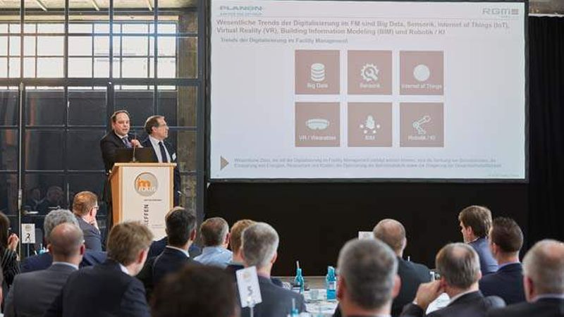 Nils Lüken (RGM) und Stephan Mau (Planon) über die Herausforderungen im Facility Management durch die Digitalisierung (Foto: Axel Schulten)