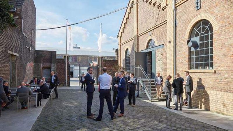 Diskussionen auch in der Pause (Foto: Axel Schulten)
