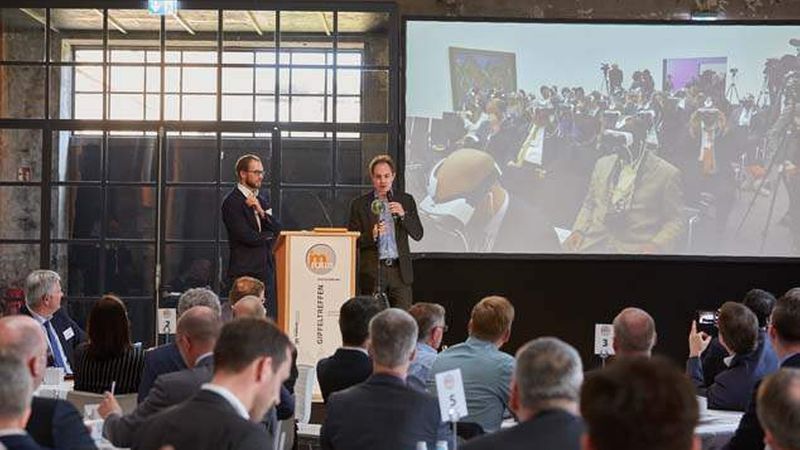Jens Epe und Timon Vielhaber (World of VR) entführten die Teilnehmer ganz real in virtuelle Welten (Foto: Axel Schulten)