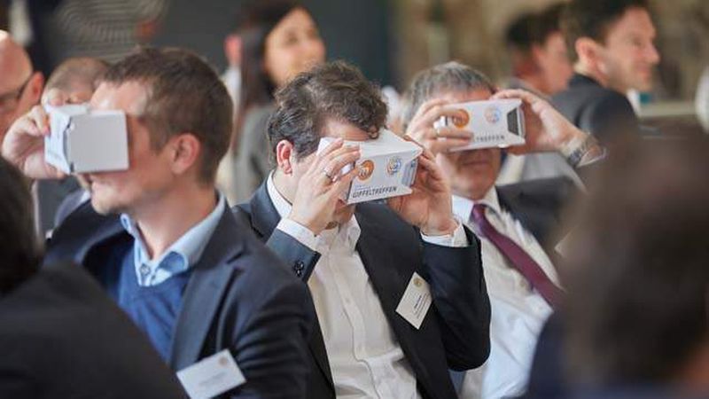 Kein Brett vorm Kopf, sondern klarer Blick für die Chancen von Virtual Reality beim imFokus Gipfeltreffen Digitalisierung (Foto: Axel Schulten)
