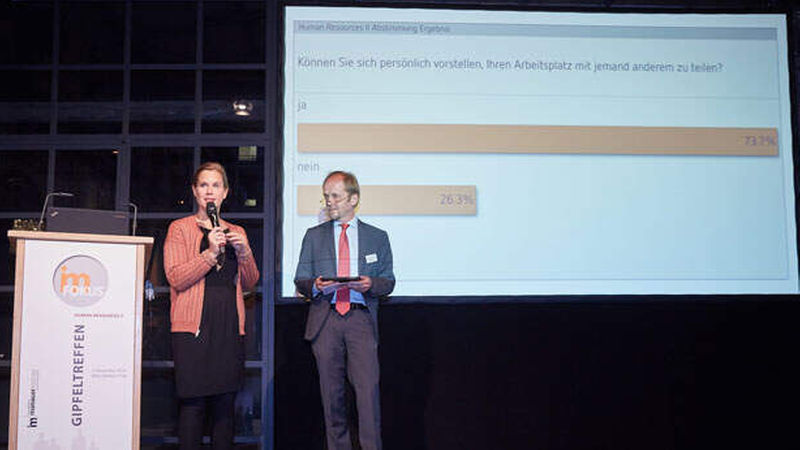 Jana Tepe von Tandemploy war selbst überrascht, wie viele Immobilienprofis sich bei der Live-Abstimmung bereit für Jobsharing zeigten (rechts: Moderator Christof Hardebusch) (Foto: Axel Schulten)