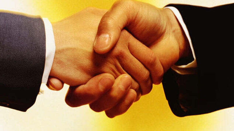 Gerechte und billigende Behandlung (fair and equitable treatment): In TTIP ist vorgesehen, dass die Vertragsstaaten Kapitalanlagen von Investoren gerecht und billig behandeln. Im Investitionsrecht wird daraus ein Mindestmaß an Rechtssicherheit und Vertrauensschutz interpretiert. Beispielsweise könnte jedes Vertrauen darauf, dass eine Baugenehmigung nach Aussage und Prüfung der zuständigen Behörden „ohne weiteres“ erteilt werden würde, einem Investor einen Rückschluss auf ein sicheres Geschäftsklima erlauben. In einem TTIP-Regime hätte dieser Grundsatz überragende Bedeutung für das Baugeschehen und die Immobilienwirtschaft in den Mitgliedstaaten wie auch in den US-Bundesstaaten. Ob Investoren daraus indes eine generelle Vertrauens- und Substanzschutzregelung ableiten können, die eine Basis für Schadensersatzforderungen wäre, ist fraglich (Foto: Photodisc)