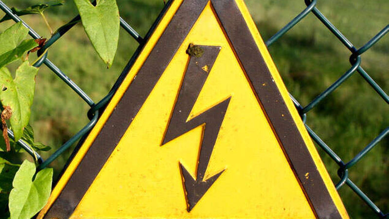 Indirekte Enteignung: Unter einer indirekten Enteignung wird der Entzug der (Grundstücks-) Eigentümerposition mit anderen Mitteln als durch einen staatlichen Enteignungsakt verstanden, etwa „indirekt“ durch Planung oder Verwaltungsentscheidung. Der Eigentümer behält formal seine Rechtsposition, verliert aber sein Verfügungsrecht über Teile des Eigentums, oder er kann seine geplante Investition nicht realisieren. Außerdem kann er Regelungen angreifen, die in ihrer Auswirkung einer Enteignung – indirekt – gleichkommen (Foto: Rike/Pixelio)