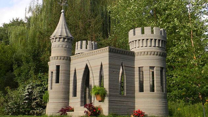 Zwei Jahre nachdem Bauunternehmer Andrey Rudenko die Idee kam, das erste Schloss mittels 3D-Drucker herzustellen, stand das Objekt in seinem Garten. Er entwickelte für sein Projekt eigens einen Drucker und tüftelte an der geeignetsten Zementmischung (Bild: Andrey Rudenko/ Totalkustom)