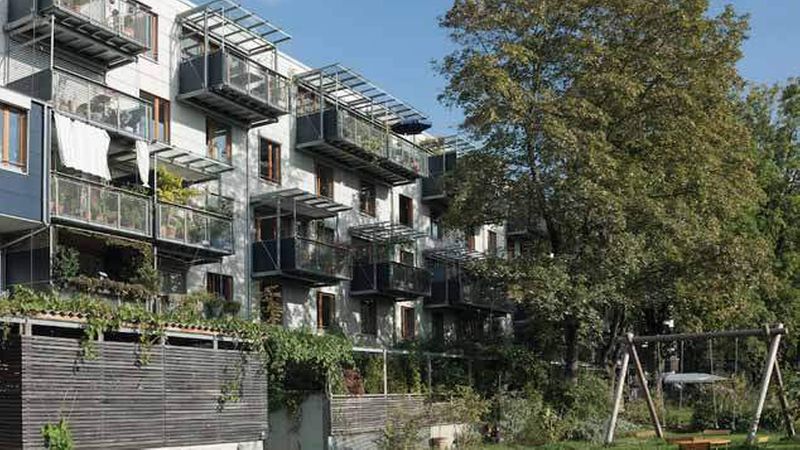 Viel Grün und moderner Wohnraum am Ackermannbogen in München (Bild: Edward Beierle)