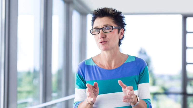 „Führung muss gleichermaßen Orientierung geben, zum Denken und Handeln aller Mitarbeiter anregen, motivieren und Optimismus verbreiten. Führung bedeutet auch, gesellschaftliche Verantwortung zu übernehmen.“ Professor Dr. habil. Kerry – U. Brauer FRICS (Bild: Michael Bader)