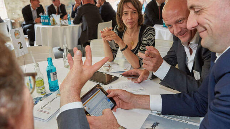Die Teilnehmer (im Bild: Rahel Willhardt, Oliver Kleinjohann und Martin Rodeck) waren gefragt, ihre Meinung über iPads an die Tweetwall zu posten (Foto: Axel Schulten)