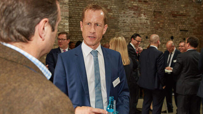 Matthias Heuwerth (Metropol, rechts im Bild) im Gespräch mit Referent Bernhard Sauer (Alpha Adisory, links im Bild) (Foto: Axel Schulten)