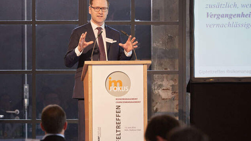 Dr. Christoph Holzmann (Beos) erklärte wie man die Balance von Risiken und Chancen im Umfeld sinkender Renditen und hohen Anlagedrucks findet (Foto: Axel Schulten)