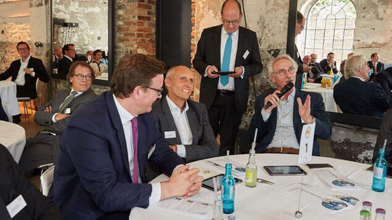 Bei den Trenddiskussionen zwischen den Vorträgen stand der Meinungsaustausch mit dem Publikum an den Tischen im Fokus - hier mit Rudolf M. Bleser (Immobilien Manager Verlag) (Bild: Axel Schulten)