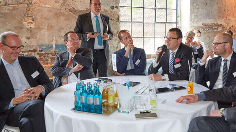 Angeregte Diskussionen im Publikum: am Mikrofon Dr. Tobias Nuss (Beiten Burkhardt) (Foto: Axel Schulten)