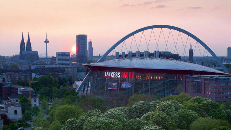 Die Lanxess-Arena und die umliegende Mantelbebauung gingen Ende 2015 für 440 Millionen Euro an den chinesischen Investor Junson Capital und an Mirae Asset Global Investments aus Südkorea. Verkäufer war ein Oppenheim-Esch-Fonds. Mirae Asset Global Investments mit Sitz in Seoul hat rund 80 Milliarden US-Dollar Assets under Management. Junson Capital ist ein Family Office mit Sitz in Hong (Bild: Michael Rennertz/Stadt Köln)