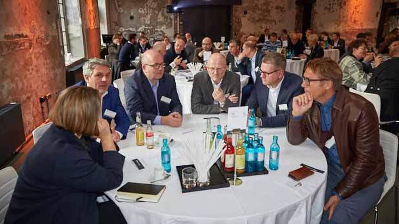 Typisch für die imfokus-Gipfeltreffen sind die von den Moderatoren angeleiteten Diskussionen aller Teilnehmer an den Tischen. Diesmal wurde besonders rege debattiert (Foto: Axel Schulten/immobilienmanager)