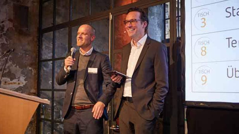 Stephan Winn (Apoprojekt) und Moderator Markus Gerharz beim imfokus-Gipfeltreffen „User Experience im Büro – Future Office" (Foto: Axel Schulten/immobilienmanager)