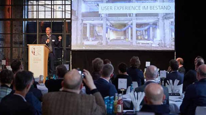 Stephan Winn (Apoprojekt) während seines Impuls-Referates beim imfokus-Gipfeltreffen „User Experience im Büro – Future Office" (Foto: Axel Schulten/immobilienmanager)