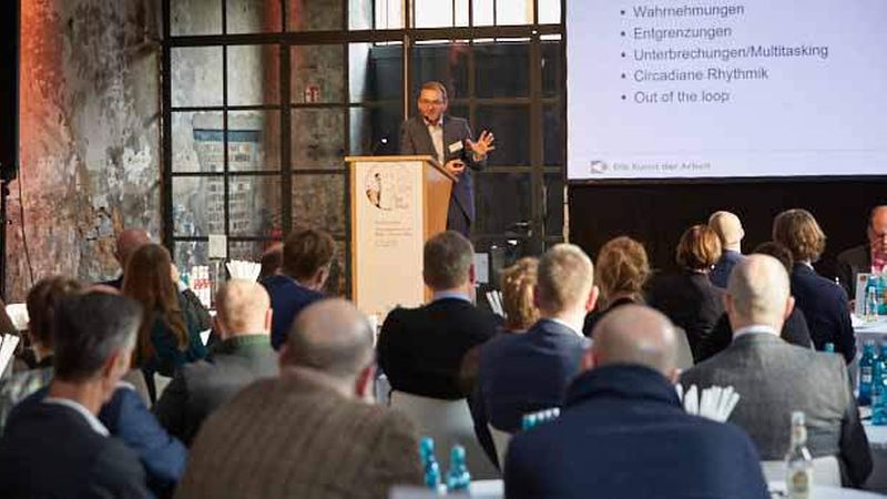 Keynote-Speaker Prof. Dr. Tim Hagemann vom IAPAM beim imfokus-Gipfeltreffen „User Experience im Büro – Future Office" (Foto: Axel Schulten/immobilienmanager)
