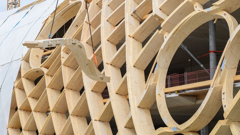 Holzträger wird per Kran an seinen Bestimmungsort gehievt. Foto: Blumer-Lehmann AG