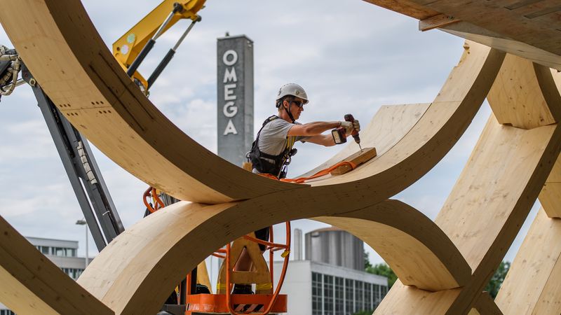 Arbeit an der Holzgitteschalte Swatch GebäudeFoto: Blumer-Lehmann AG