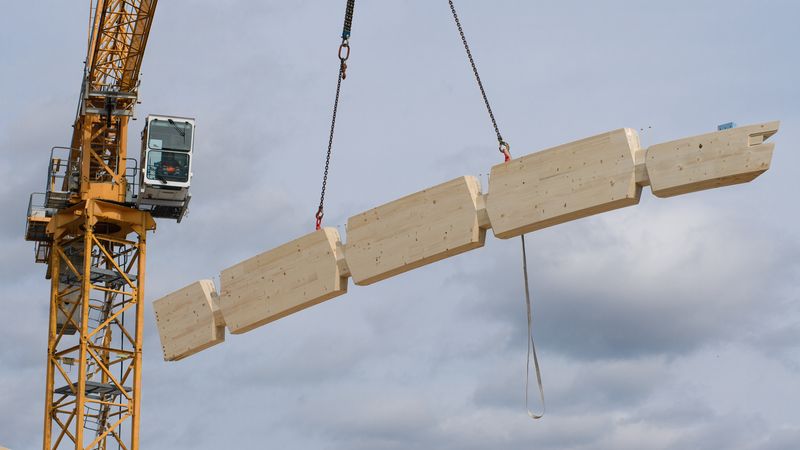 Bauteil wird mit Kran hochgehobenFoto: Blumer-Lehmann AG