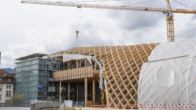 Die Schlange beisst sich ins Omega GebäudeFoto: Blumer-Lehmann AG