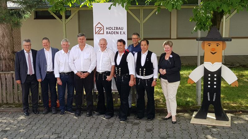 Präsidium vom Holzbau Baden e. V.mit Hauptgeschäftsführerin und Oberbürgermeister der Stadt Bühl, Hubert Schnurr.