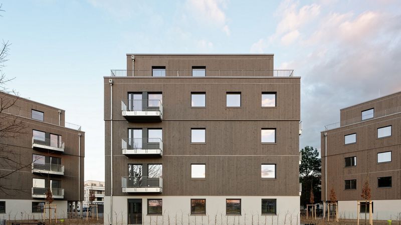 Nach Plänen des Architekturbüros Kaden+Lager errichtete Brüninghoff drei quadratische Punkthäuser mit zurückgesetztem Staffelgeschoss im Auftrag der Howoge. Foto: Brünninghoff