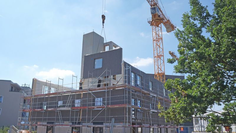 Die Tragwerkskonstruktion kombiniert Holz mit Stahlbetonfertigteilen für die Decken sowie den Treppenkern. Foto: Brünninghoff